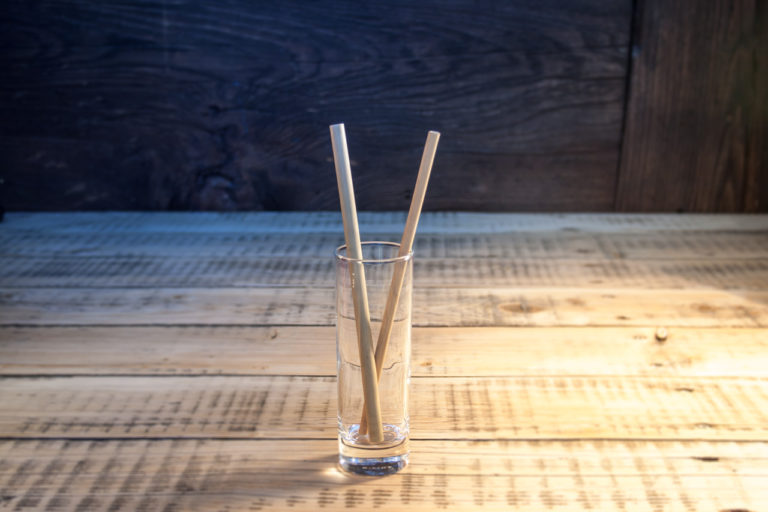 Bambus Trinkhalm von Bambaw in einem leeren Glas
