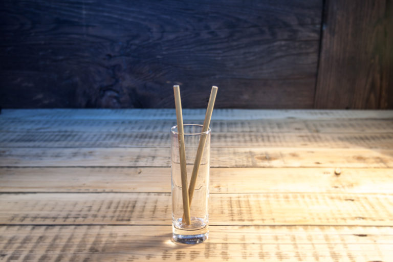 Bambus Trinkhalm von Intignis in einem leeren Glas