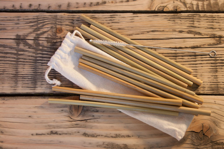Bambus Trinkhalm von Intignis ausgepackt auf dem Stoffbeutel