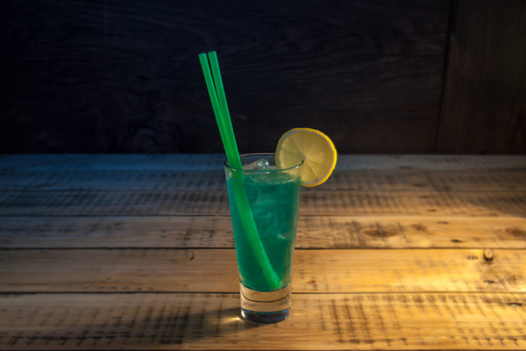 Cocktail Blue Lagoon in einem Glas mit PLA Trinkhalm