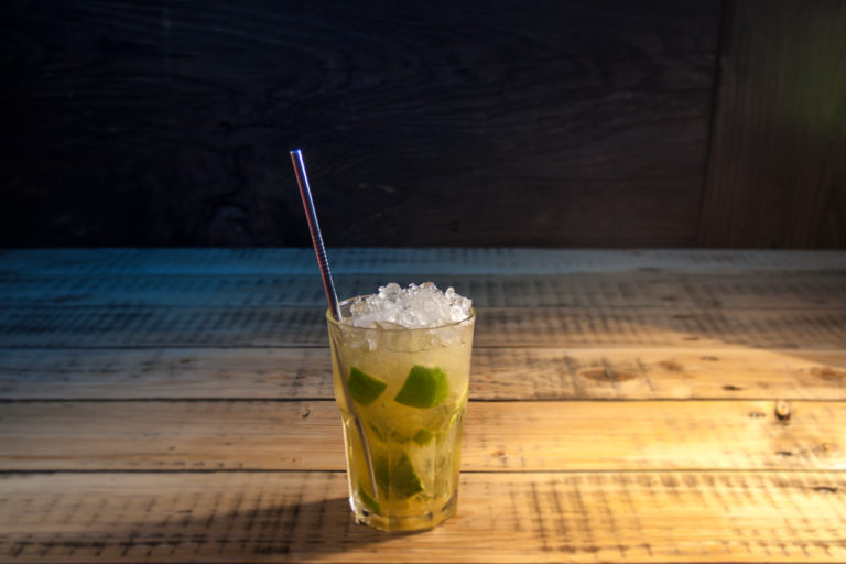 Cocktail Caipirinha in einem Glas mit Edelstahl Trinkhalm