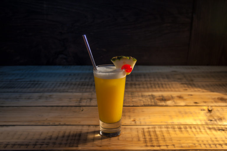 Cocktail Cocoskiss in einem Glas mit Edelstahl Trinkhalm