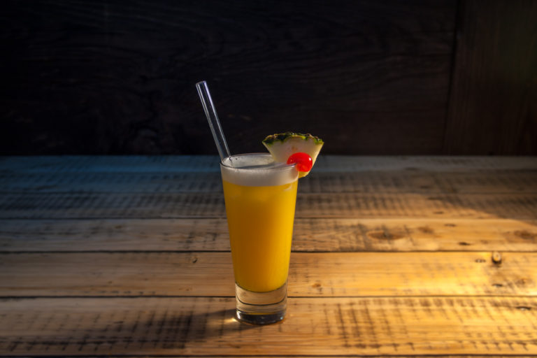 Cocktail Cocoskiss in einem Glas mit Glas Trinkhalm