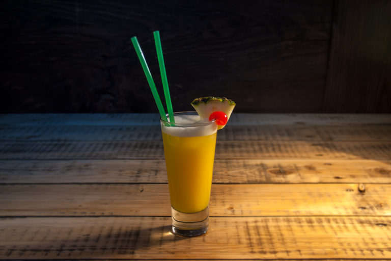 Cocktail Cocoskiss in einem Glas mit PLA Trinkhalm