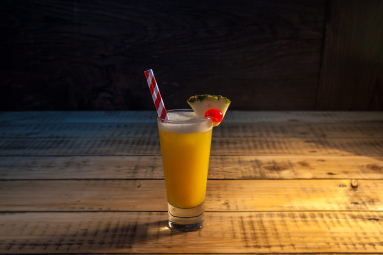 Cocktail Cocoskiss in einem Glas mit Papier Trinkhalm