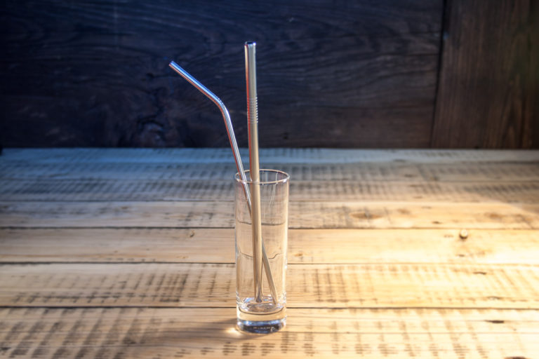 Edelstahl Trinkhalme von homee in einem leeren Glas