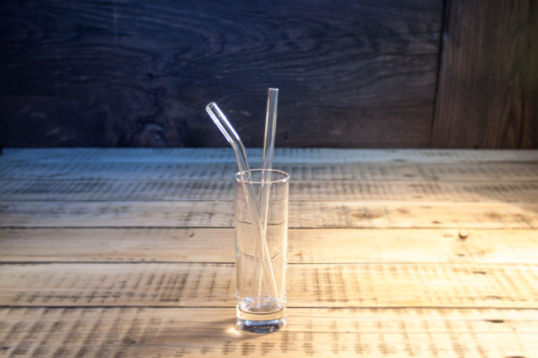 Glas Trinkhalme von Mixiao in einem leeren Glas