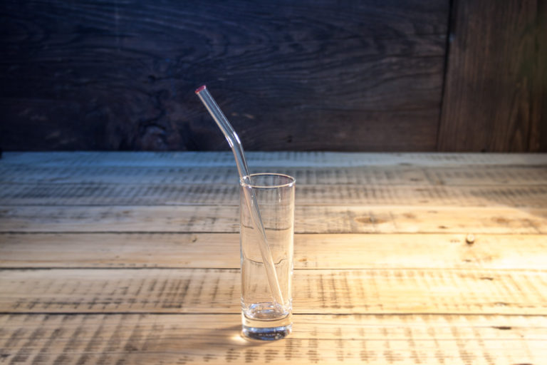 Glas Trinkhalme von Strawgrace in einem leeren Glas