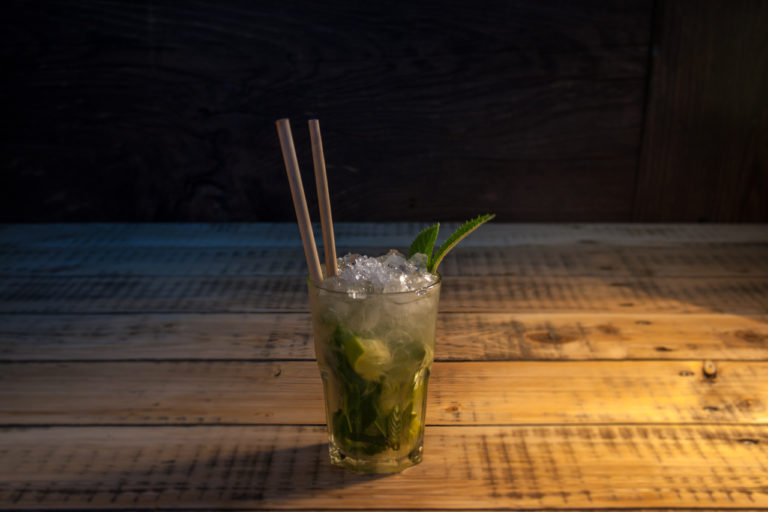 Cocktail Mojito in einem Glas mit Bambus Trinkhalm