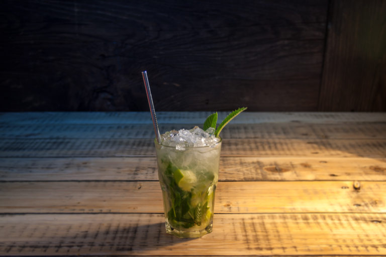 Cocktail Mojito in einem Glas mit Edelstahl Trinkhalm
