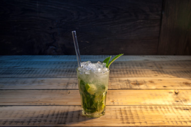 Cocktail Mojito in einem Glas mit Glas Trinkhalm