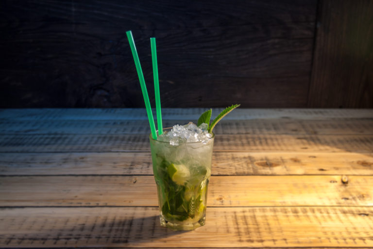 Cocktail Mojito in einem Glas mit PLA Trinkhalm