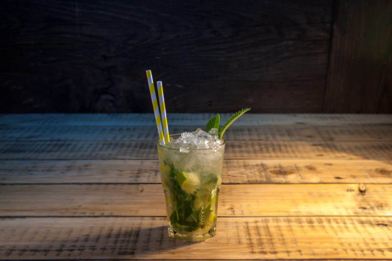 Cocktail Mojito in einem Glas mit Papier Trinkhalm