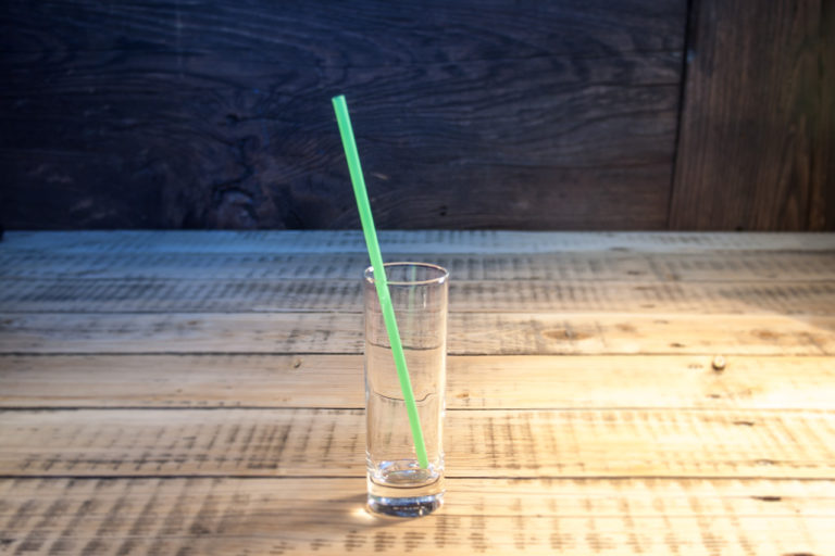 PLA Trinkhalme hellgrün in einem Glas