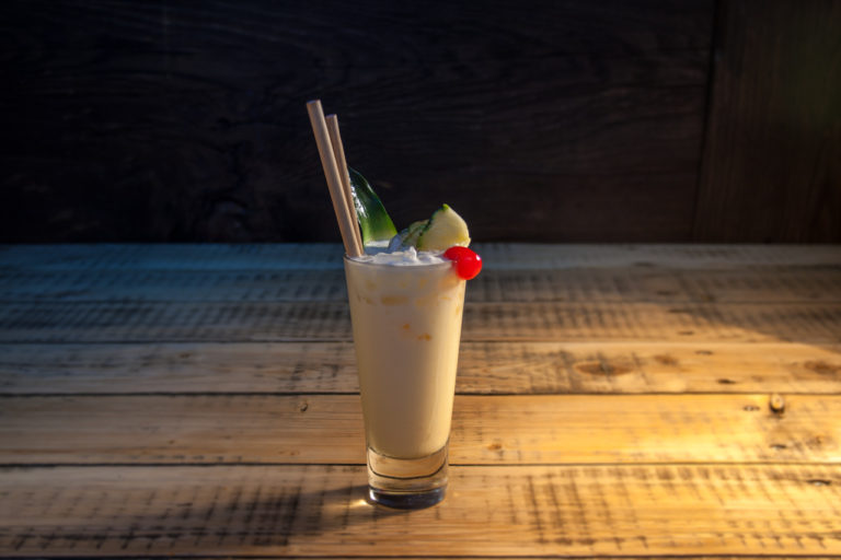 Cocktail Pina Colada in einem Glas mit Bambus Trinkhalm