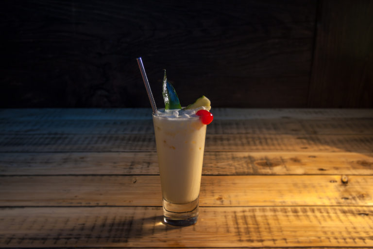 Cocktail Pina Colada in einem Glas mit Edelstahl Trinkhalm