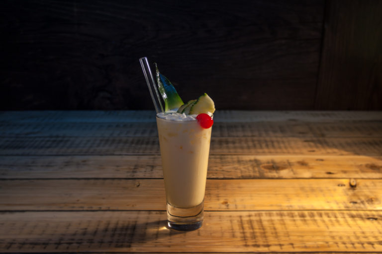 Cocktail Pina Colada in einem Glas mit Glas Trinkhalm