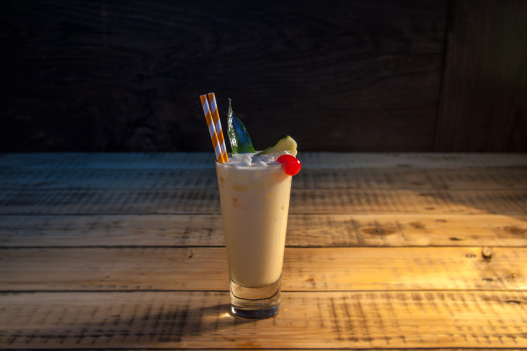 Cocktail Pina Colada in einem Glas mit Papier Trinkhalm